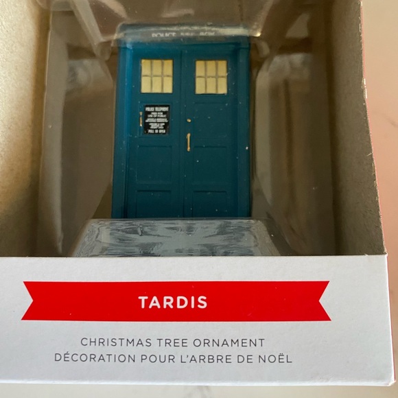 New HALLMARK Dr Who Tardis Police Box CHRISTMAS ORNAMENT WALMART EXCLUSIVE - Picture 2 of 3